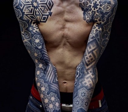 tatouage-bras-homme-géométrique-blackwork