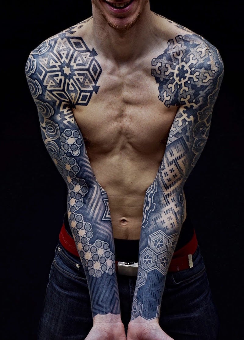 tatouage bras homme géométrique-blackwork