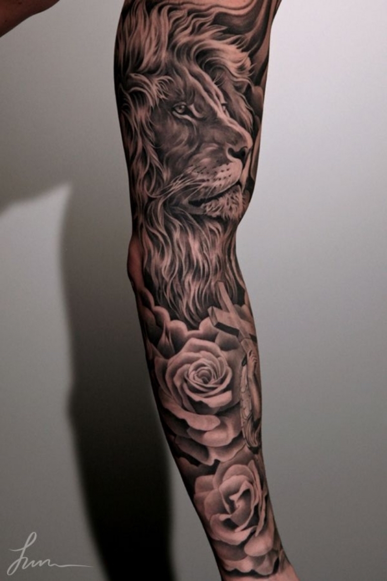 tatouage-bras-homme-hyperréaliste-noir-gris-lion