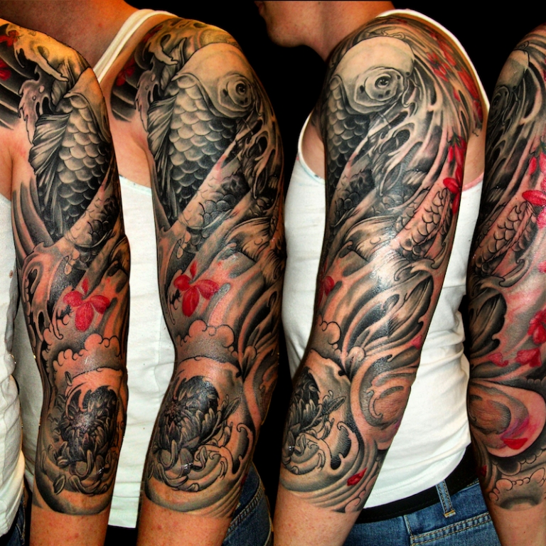 tatouage-bras-homme-japonais-noir-gris-accents-rouges