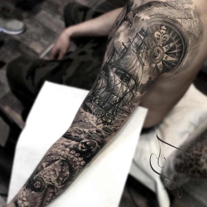 tatouage-bras-homme-marin-noir-gris-hyperréaliste