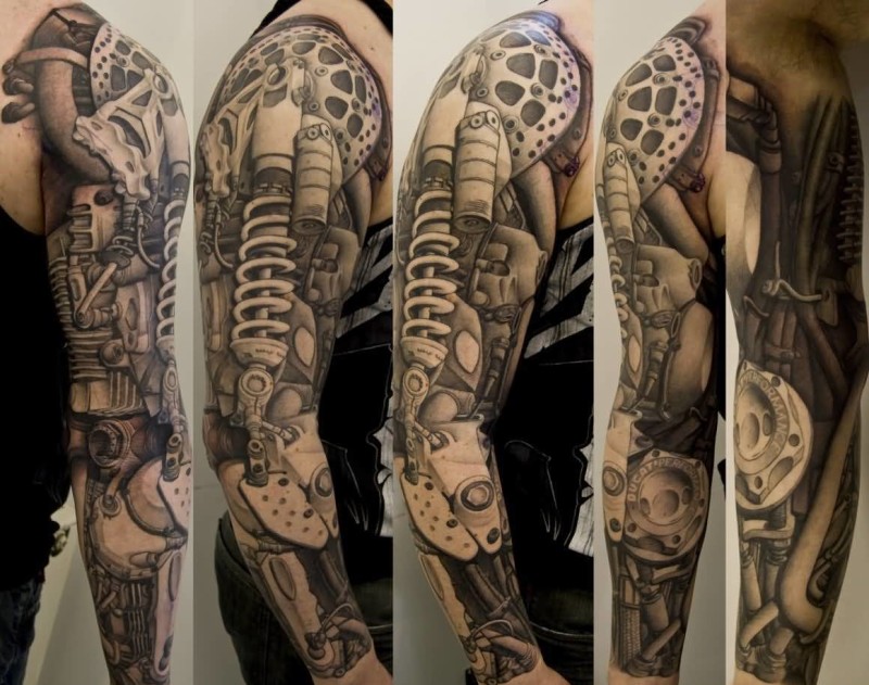tatouage-bras-homme-style-bioméchanique-réaliste
