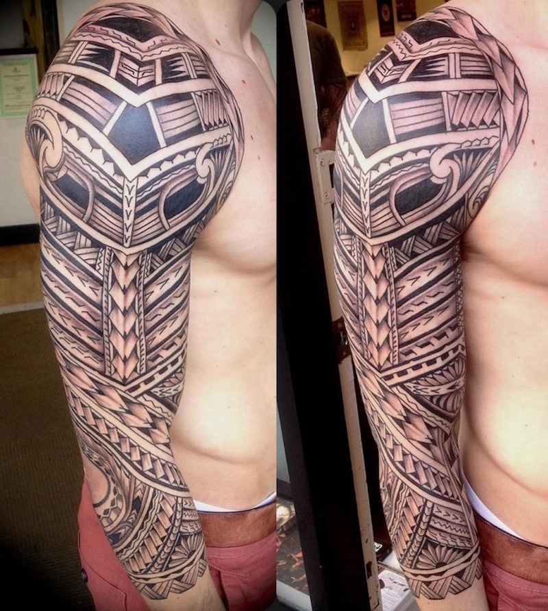 tatouage-bras-homme-tribal-motifs-répétitifs