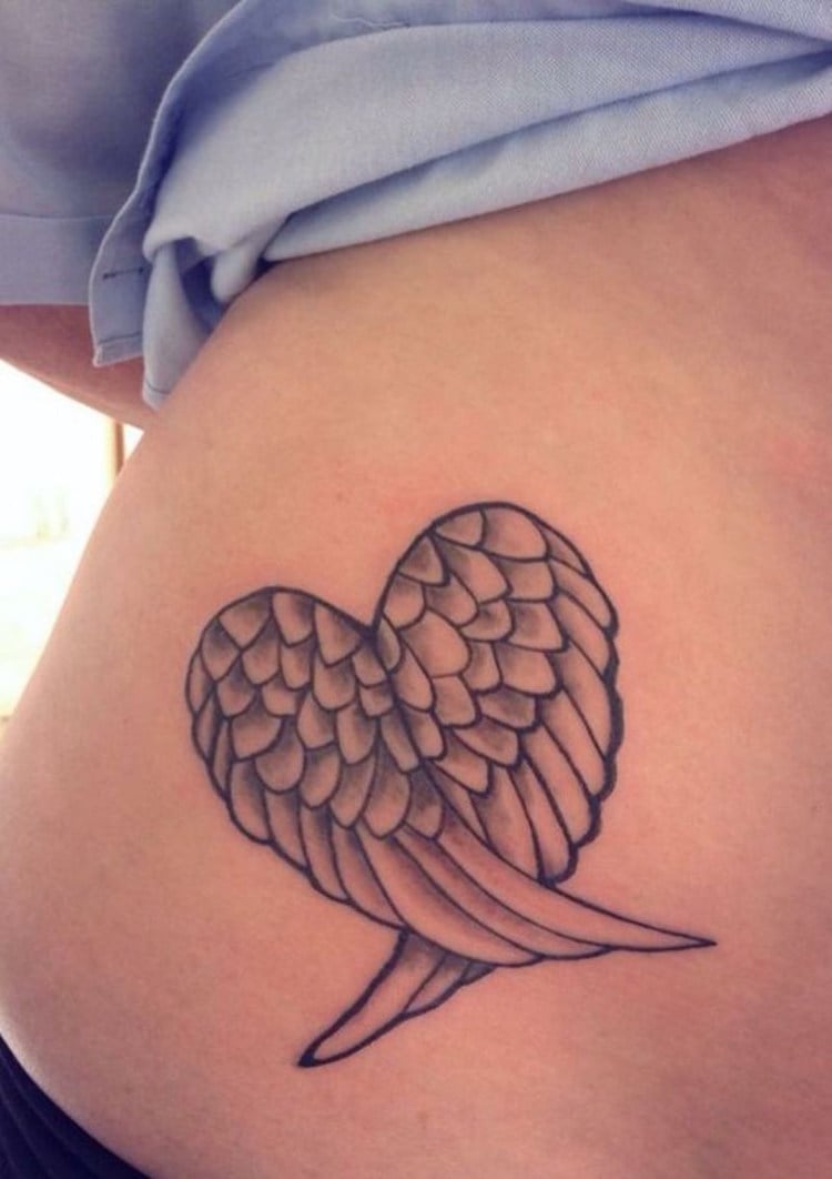 tatouage-coeur-avec-ailes-hanche-femme