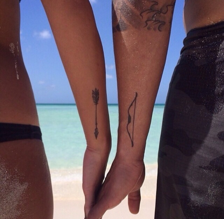 tatouage-couple-arc-et-flèche-objets-complètent