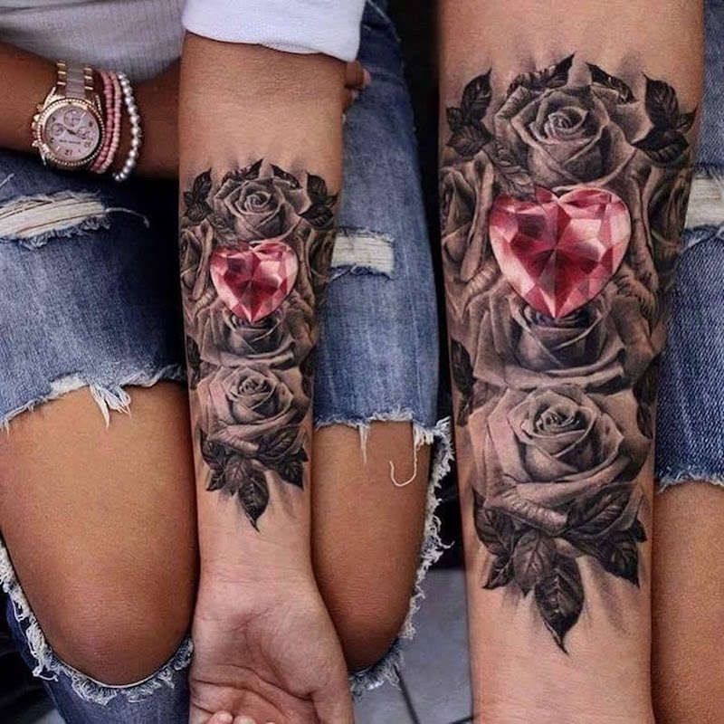 tatouage-couple-avant-bras-roses-coeur-rubis