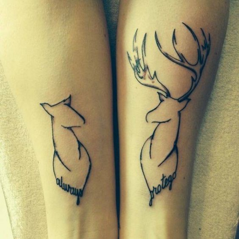 tatouage-couple-biche-cerf-stylisés-mots-inspirants