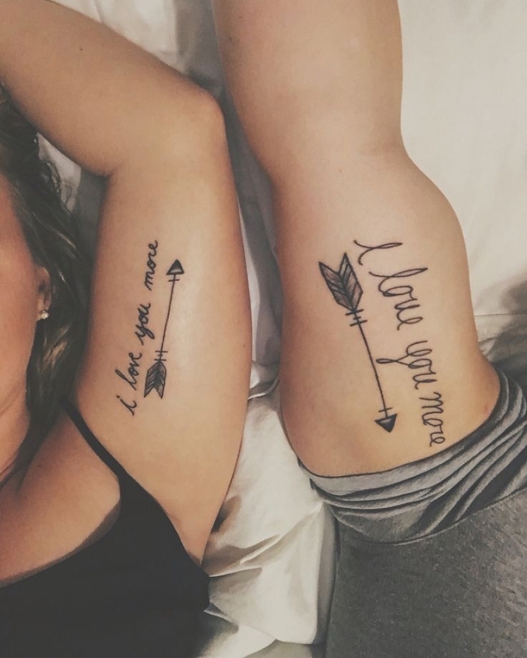 tatouage-couple-bras-flèches-I-love-you-more