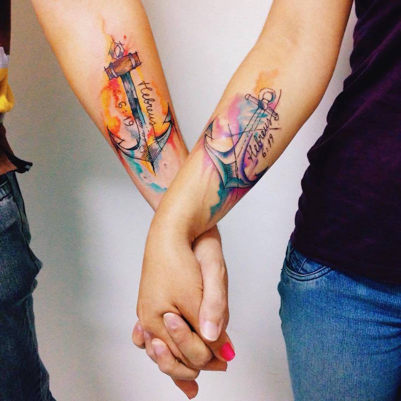 tatouage-couple-couleur-ancres-aquarelle-avant-bras