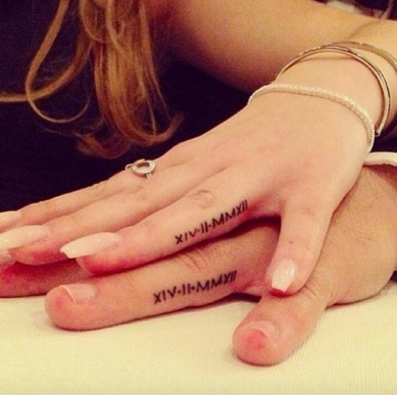 tatouage-couple-date-chiffres-romains-doigts