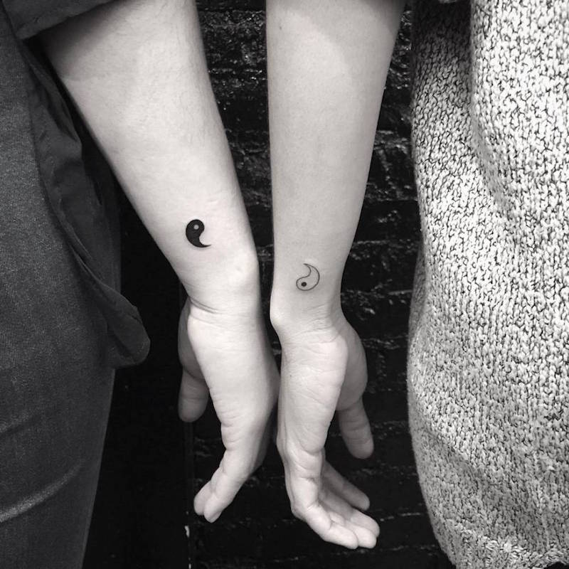 tatouage-couple-dicret-yin-et-yang-formant-tout