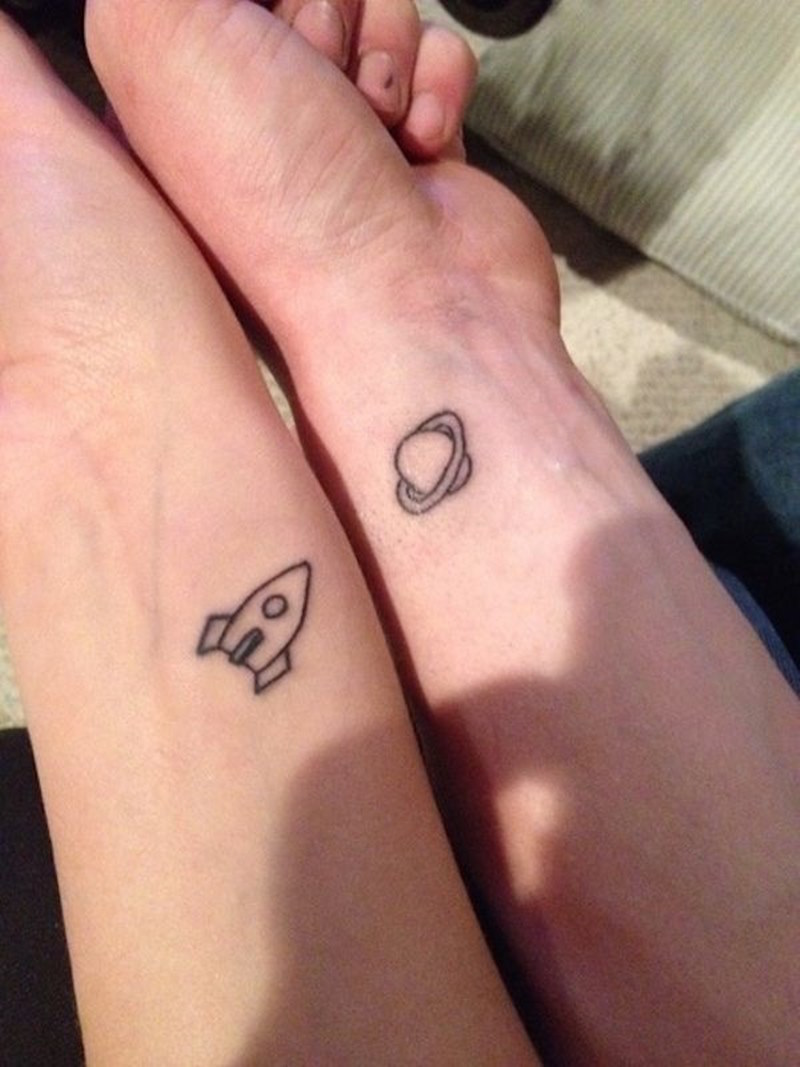 tatouage-couple-discret-navette-planette-sans-remplissage
