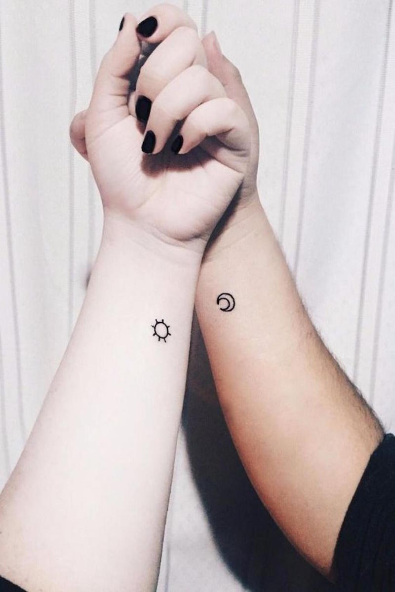 tatouage-couple-discret-symboles-soleil-lune-sans-ombrages