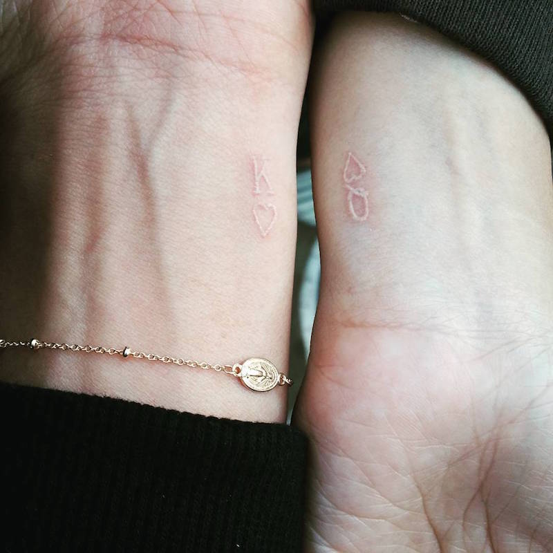 tatouage-couple-encre-blanche-king-queen-roi-reine