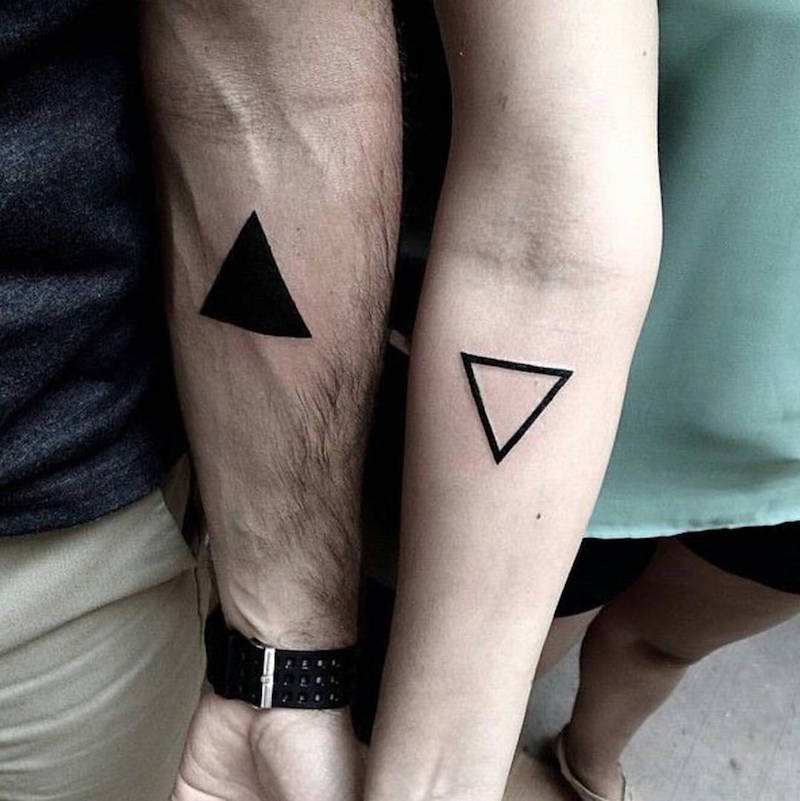 tatouage-couple-géométrique-triangles-avec-sans-remplissage