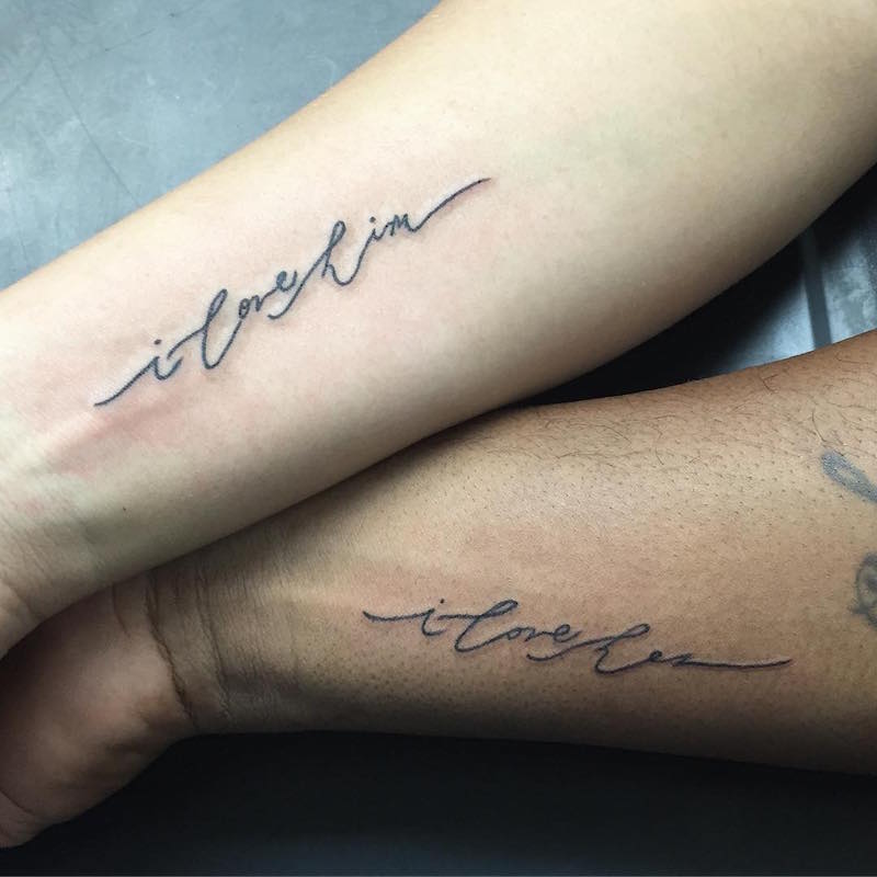 tatouage-couple-i-love-him-her-police-originale