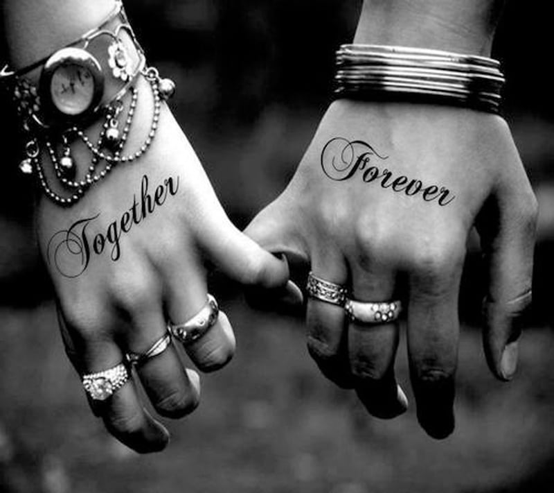 tatouage-couple-lettrages-together-forever-mains