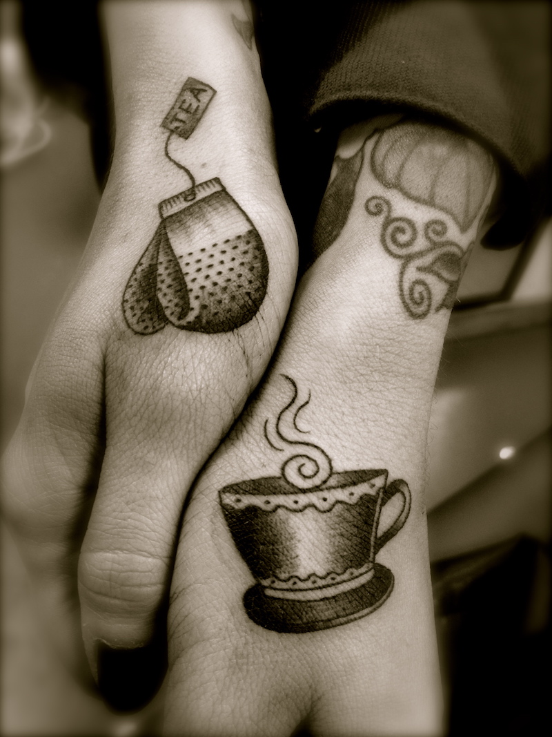 tatouage-couple-mains-sachet-tasse-thé-old-school