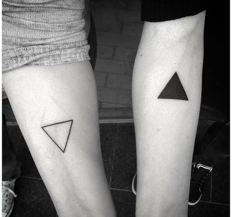 tatouage-couple-minimaliste-triangles-sans-avec-remplissage