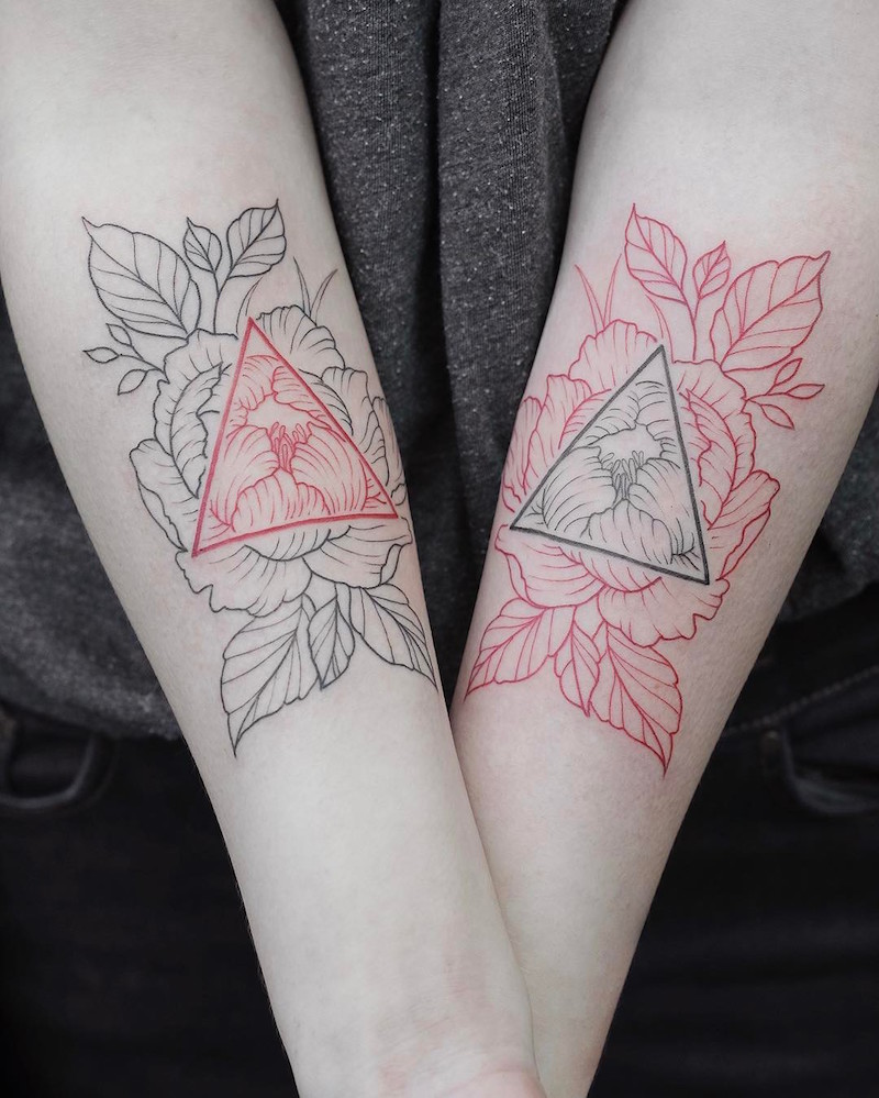 tatouage-couple-noir-rouge-triangles-chou-feuilles