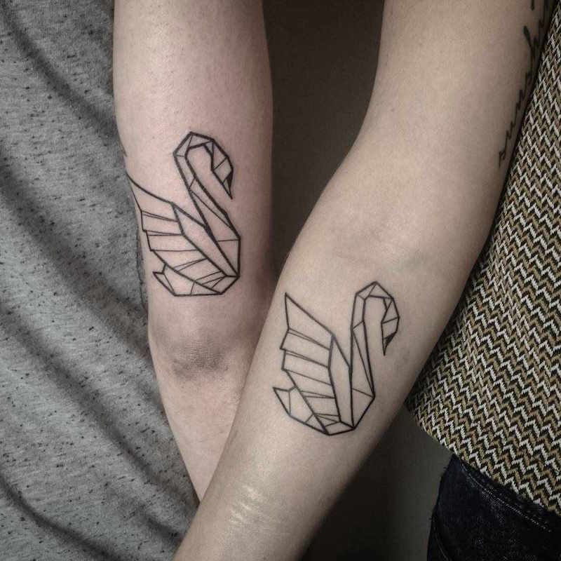 tatouage-couple-origami-cygnes-papier-plié