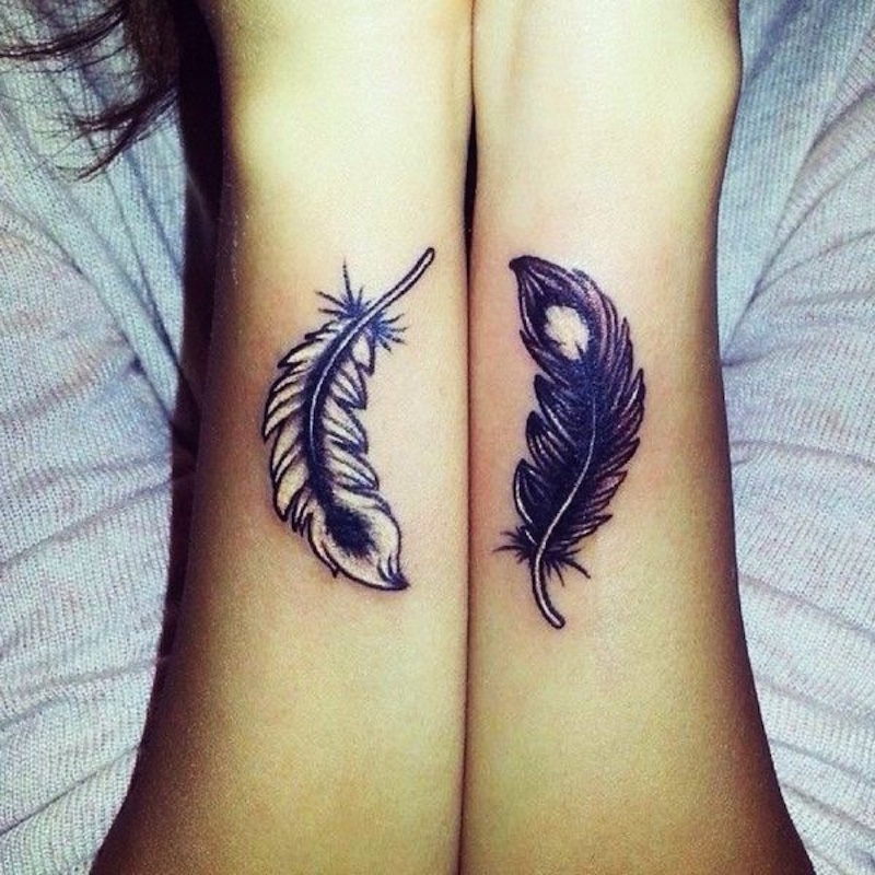 tatouage-couple-plumes-noir-blanc-avant-bras