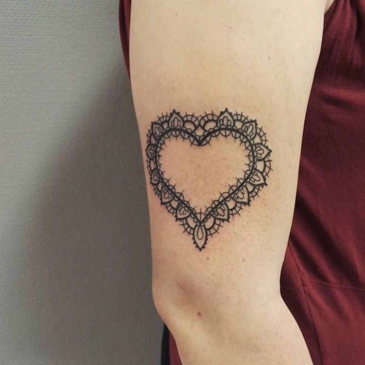 tatouage-cœur-couronne-épines-bras