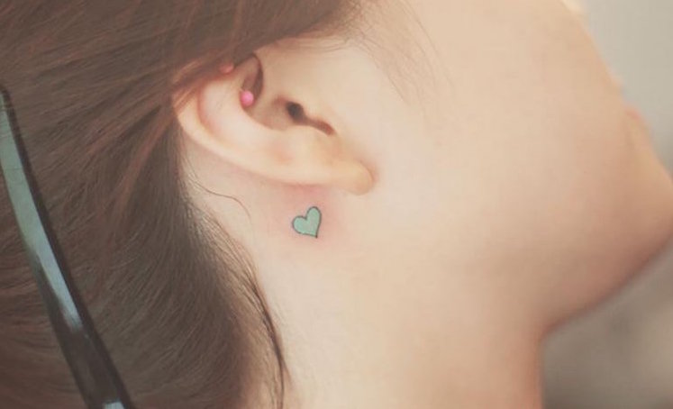 tatouage-cœur-derrière-oreille-tatouage-discret-femme