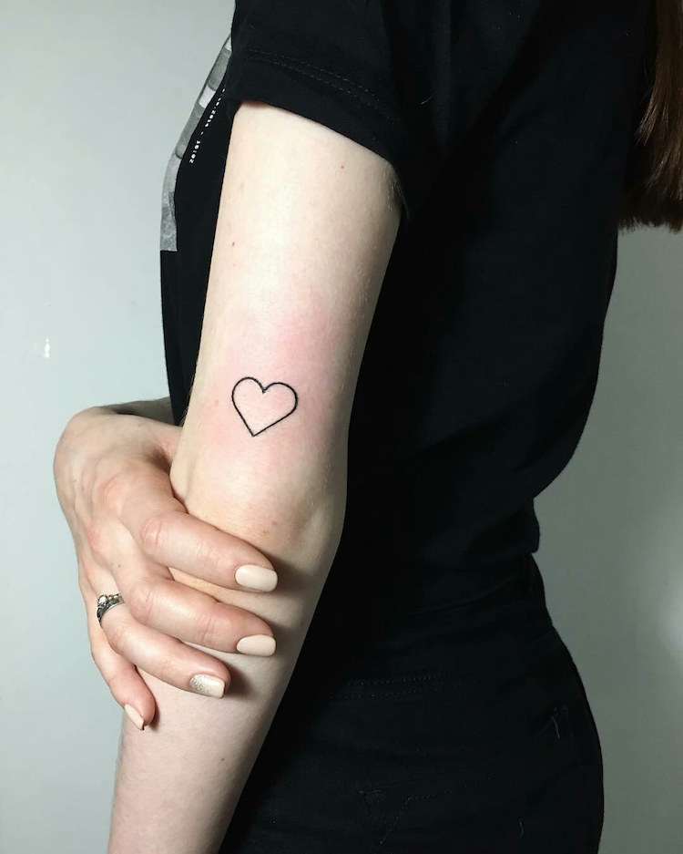 tatouage-cœur-discret-bras-femme