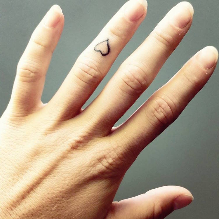 tatouage-cœur-doigt-annulaire-tatouage-discret
