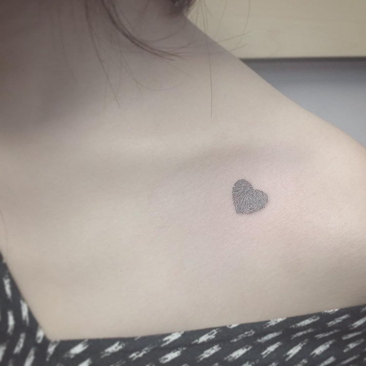 tatouage-cœur-épaule-coeur-empreintes-digitales