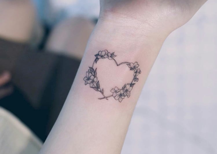 tatouage-cœur-fleurs-poignet-femme