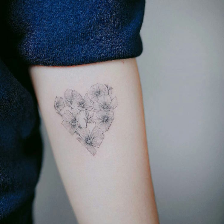 tatouage-cœur-fleurs-style-minimaliste-avant-bras-femme