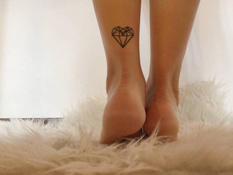 tatouage-cœur-géométrique-tatouage-cheville-femme