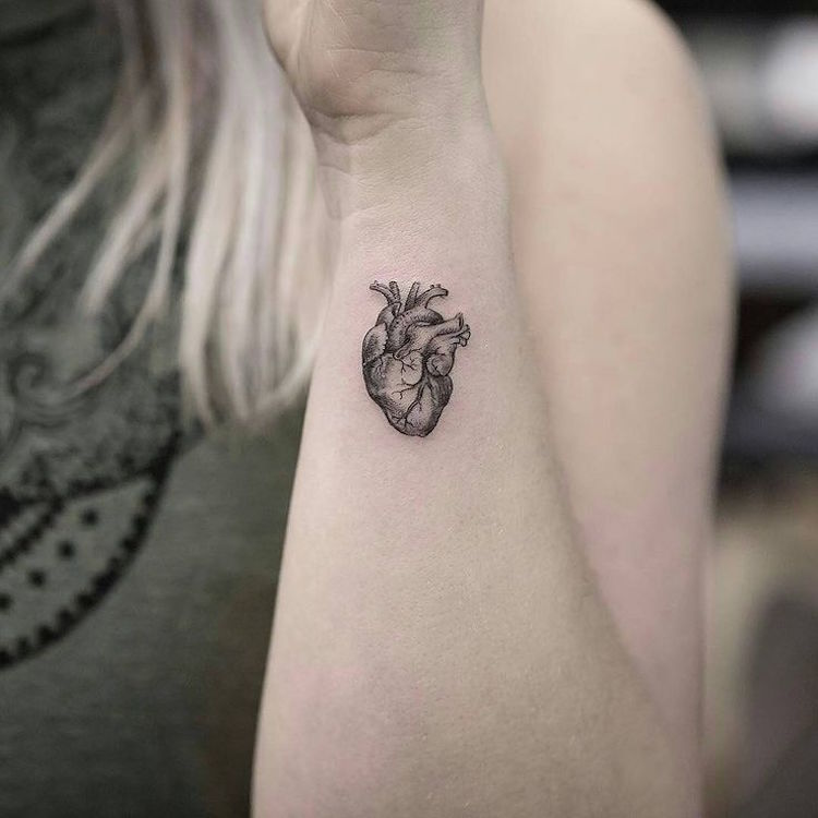 tatouage-cœur-humain-3d-bras-femme