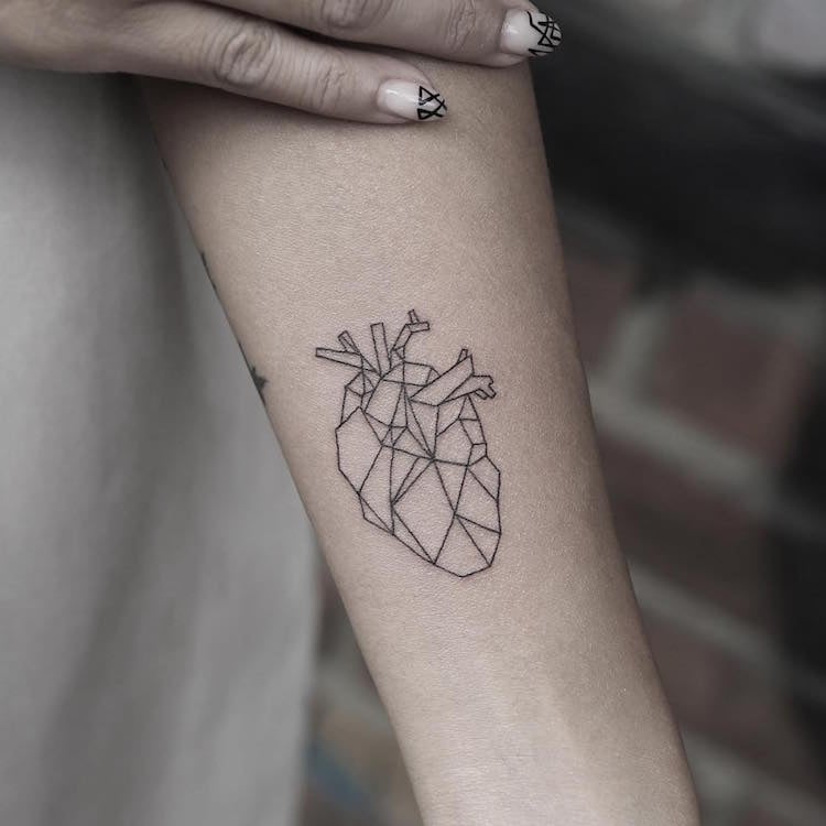 tatouage-cœur-humain-géométrique-bras-femme