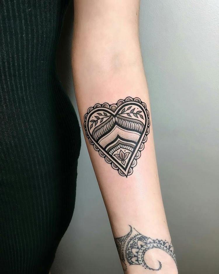 tatouage-cœur-mandala-pointillisme-avant-bras-femme