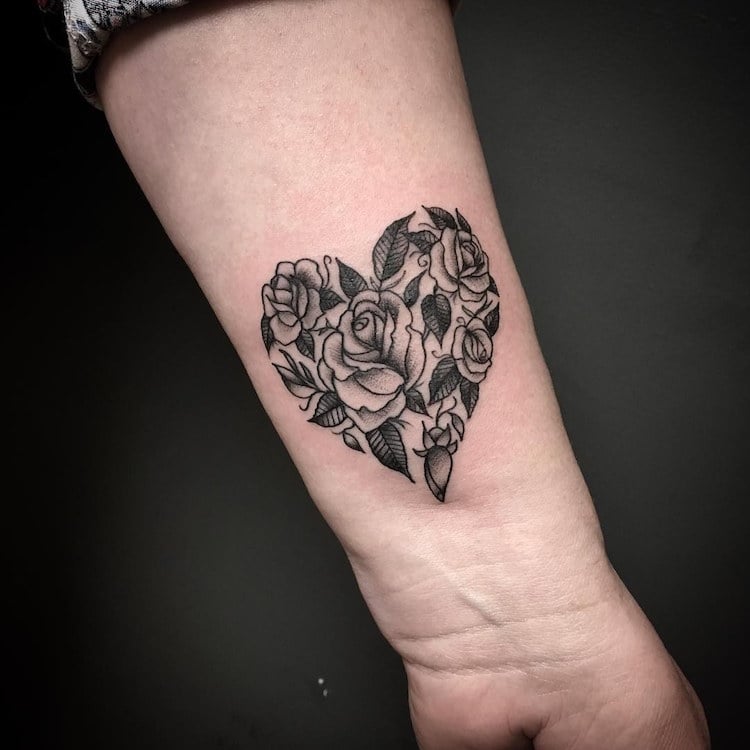 tatouage-cœur-roses-style-black-grey