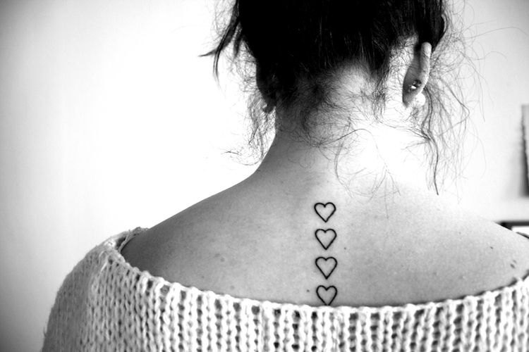 tatouage cœur vide-dos-femme-ensemble-coeurs