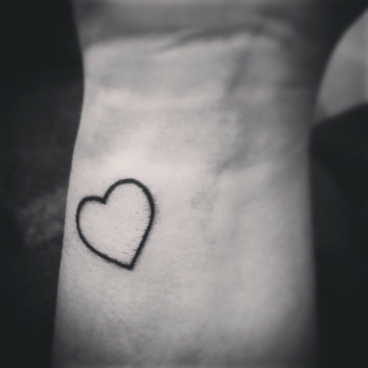 tatouage-cœur-vide-poignet-tatouage-unisex