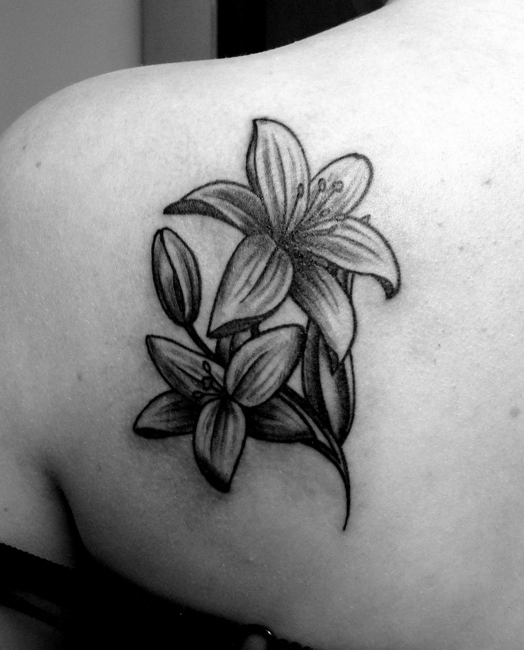 tatouage-fleur-de-lys-dos-blanc-noir