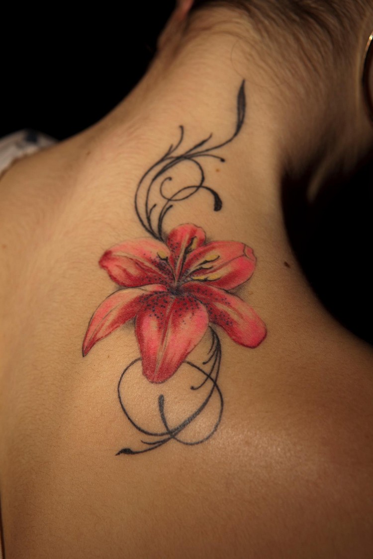 tatouage-fleur-de-lys-nuque-rouge