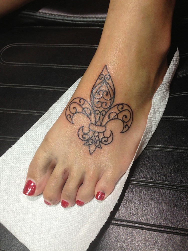 tatouage-fleur-de-lys-pied