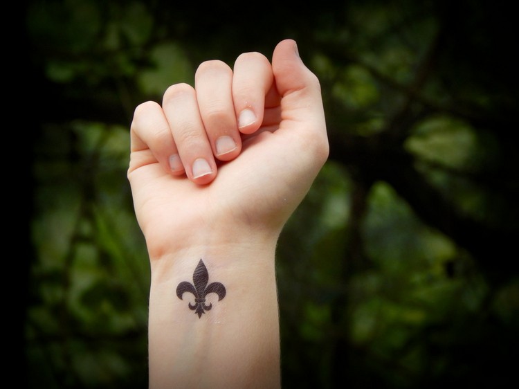 tatouage-fleur-de-lys-poignet-discret