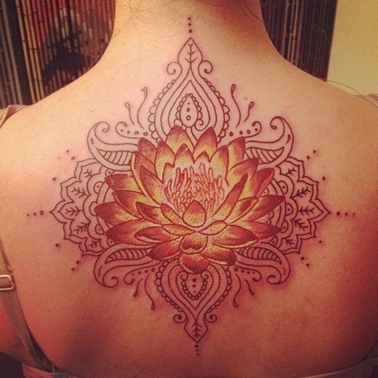 tatouage-fleur-lotus-dos-couleurs-flamboyantes