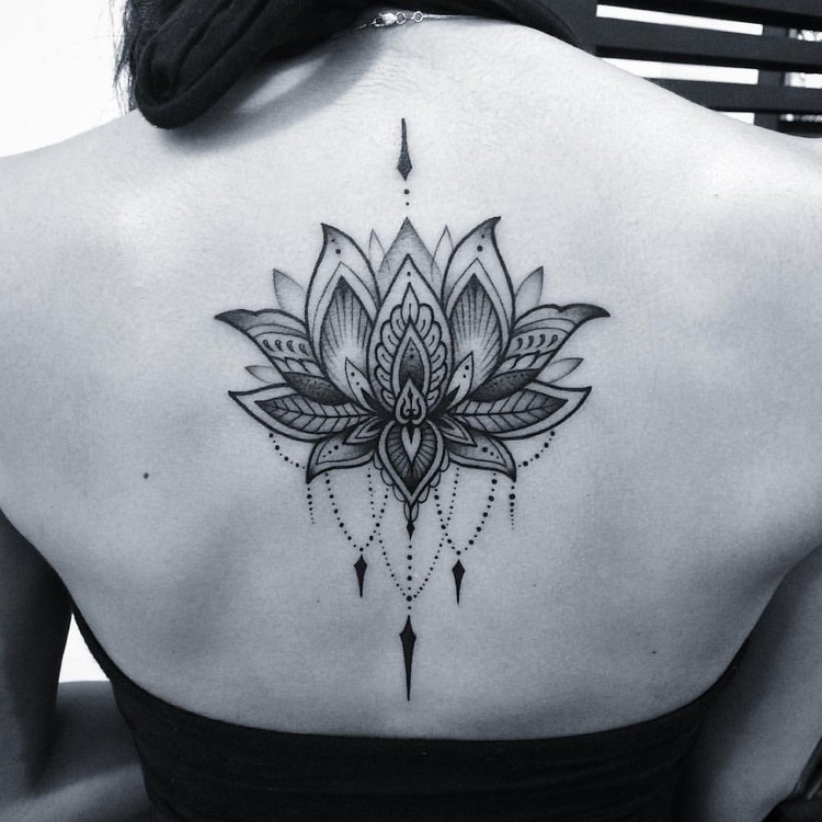 tatouage fleur lotus-dos-dotwork-blanc-noir-oriental