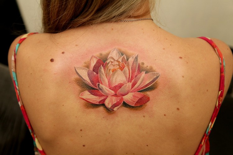 tatouage-fleur-lotus-dos-flamboyant