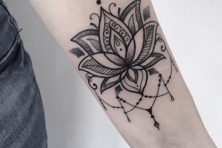 Tatouage fleur de lotus et tatouage fleur de lys : toutes nos