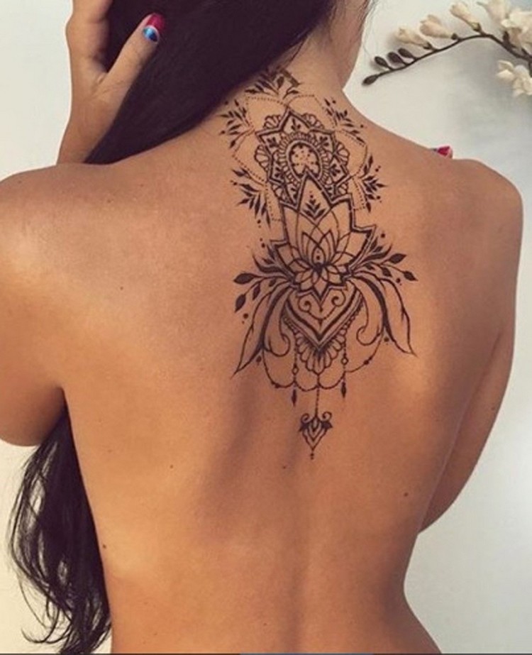 tatouage-fleur-lotus-oriental-dotwork-dos