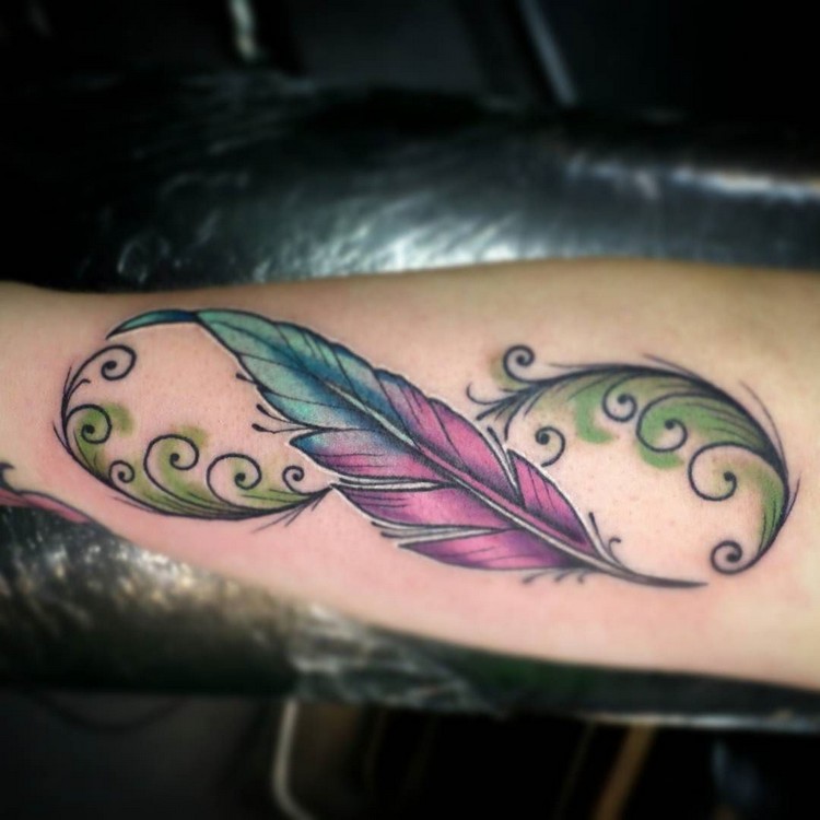 tatouage-infini-coloré-plume